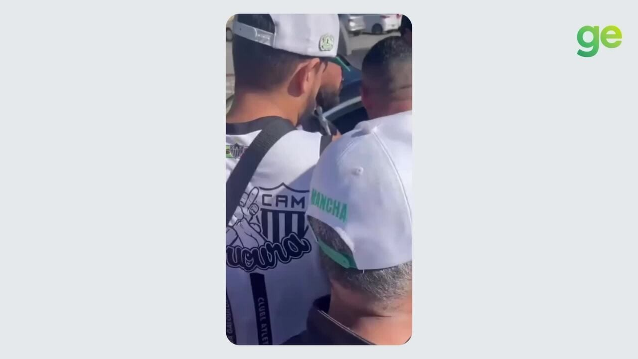 Reinier sendo abordado por torcedores na entrada do CT