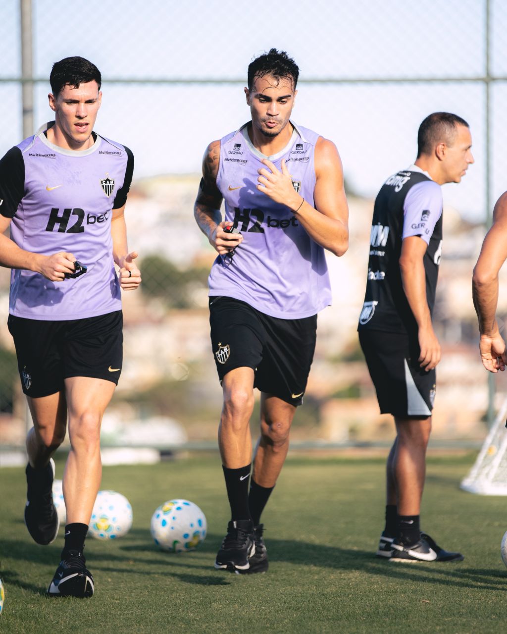 Reinier e Thiago Borbas durante treino do Atlético-MG