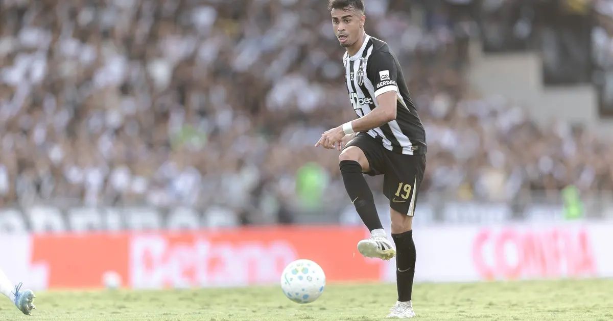 Reinier discutindo com torcedor na Arena MRV