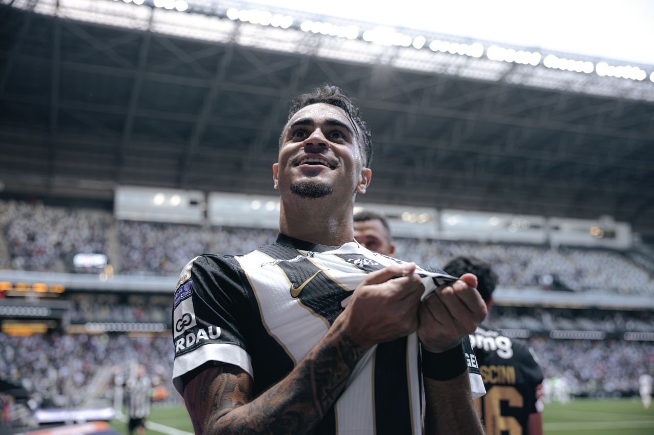 Reinier comemorando gol com a camisa do Atlético-MG