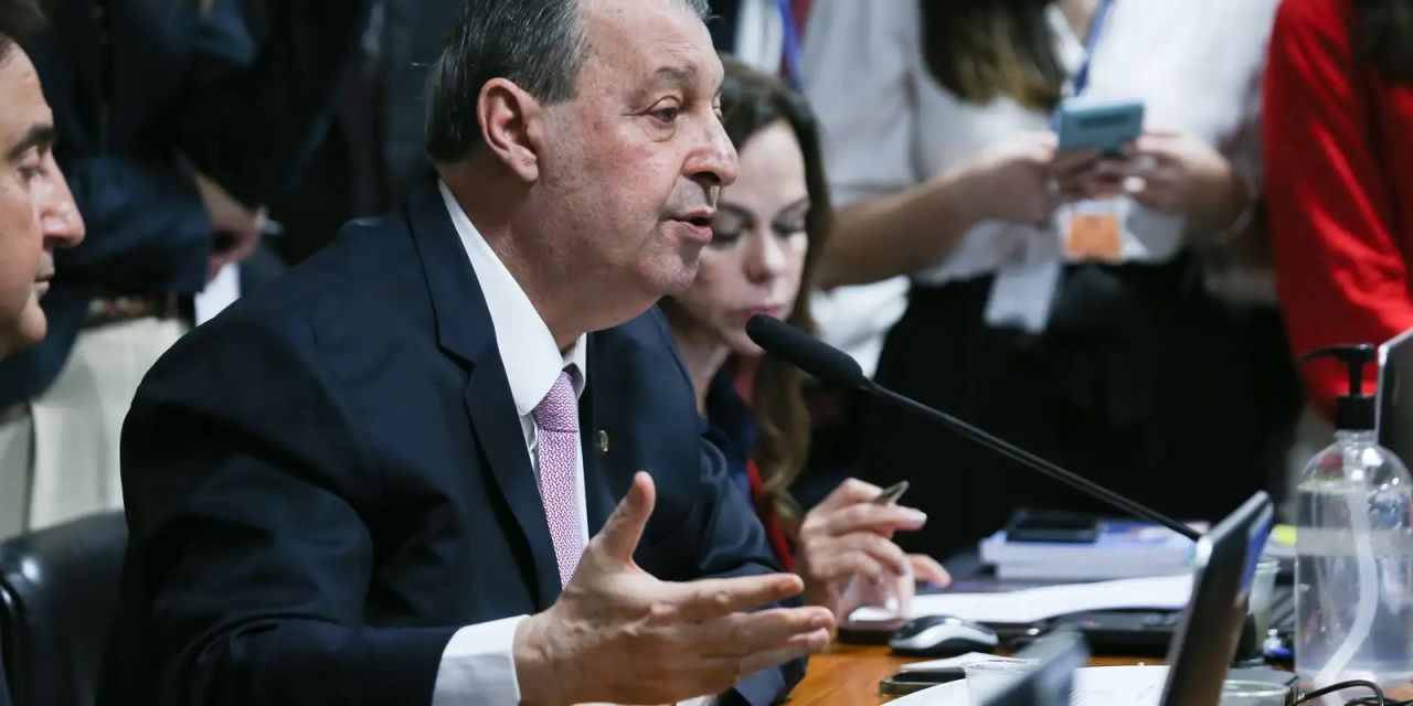 Senador Omar Aziz apresenta parecer favorável à PEC que acaba com a escala 6x1