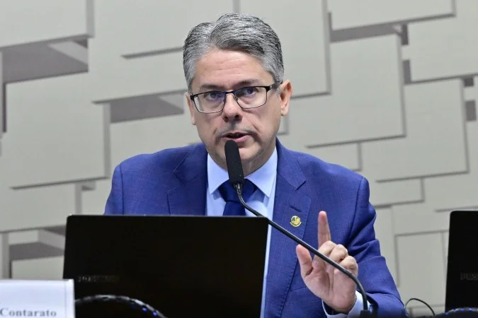 Senador Alessandro Vieira falando durante sessão da CPI