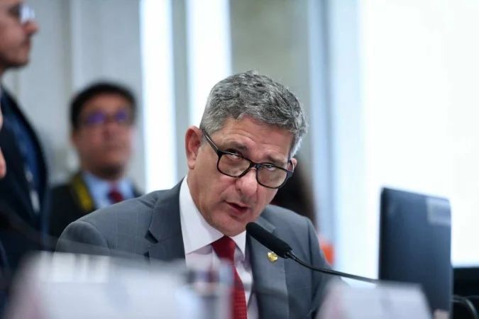 Senador Rogério Carvalho apresentando parecer na CCJ