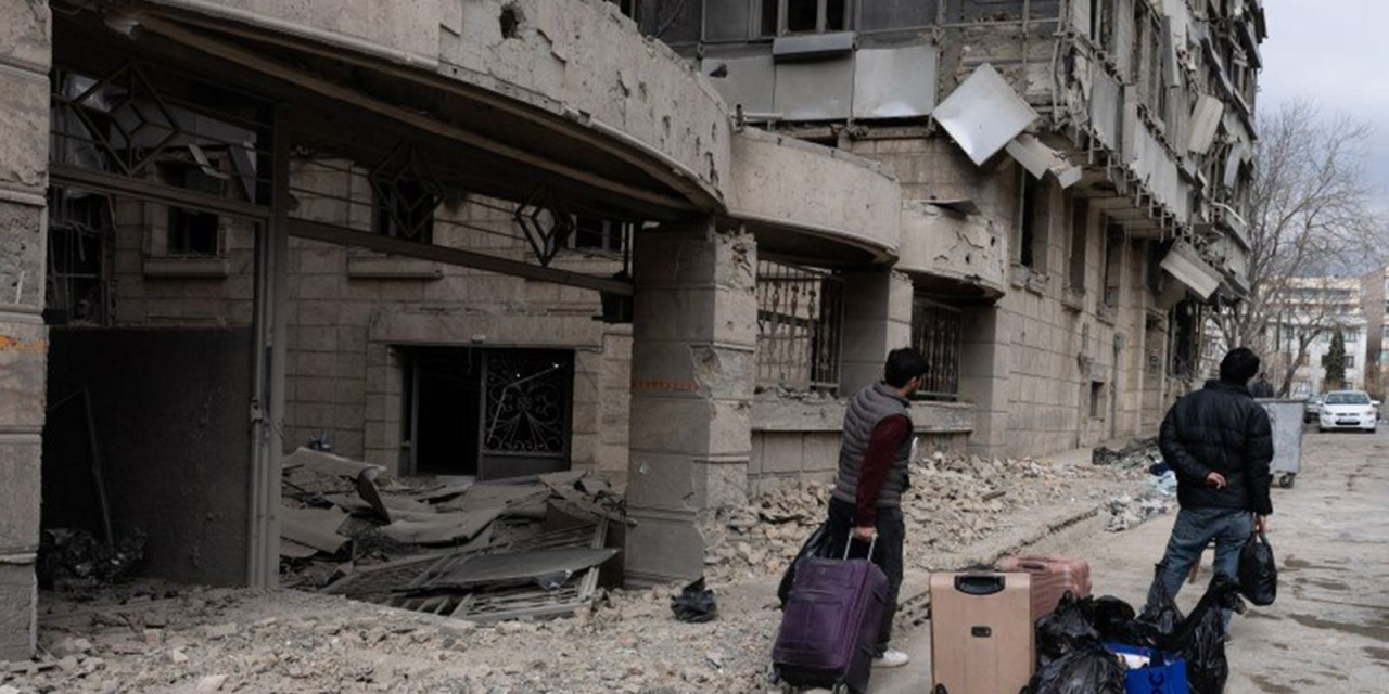 Prédios danificados por bombardeios no Irã