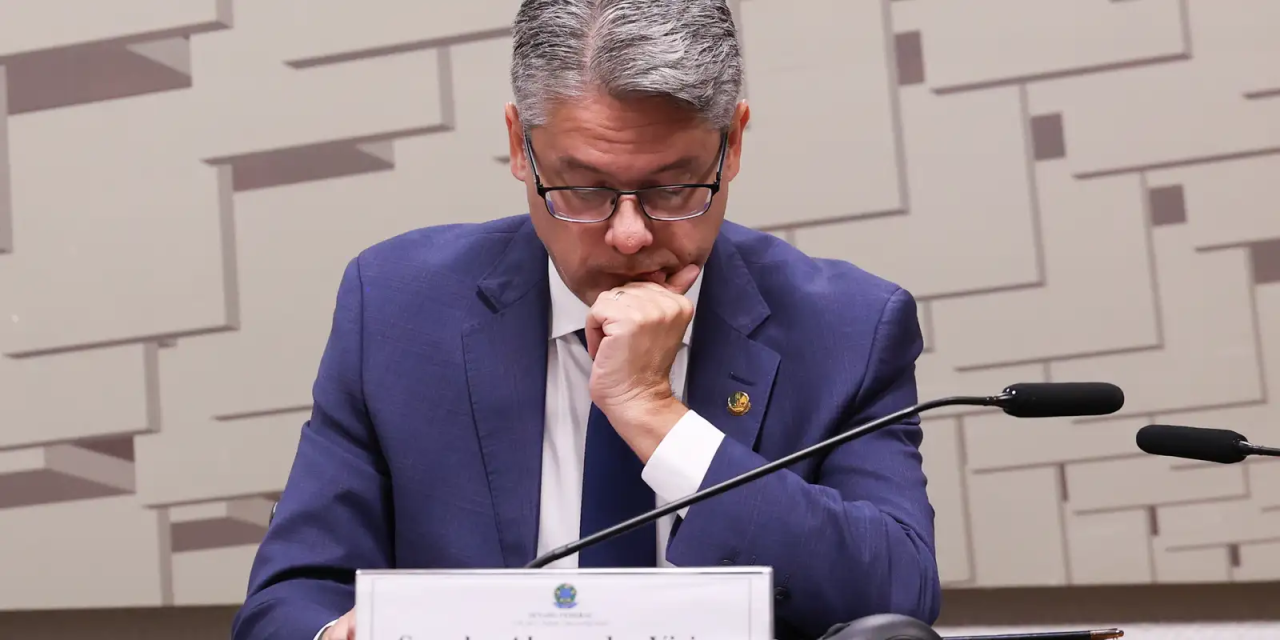 Senador Alessandro Vieira apresentando relatório da CPI