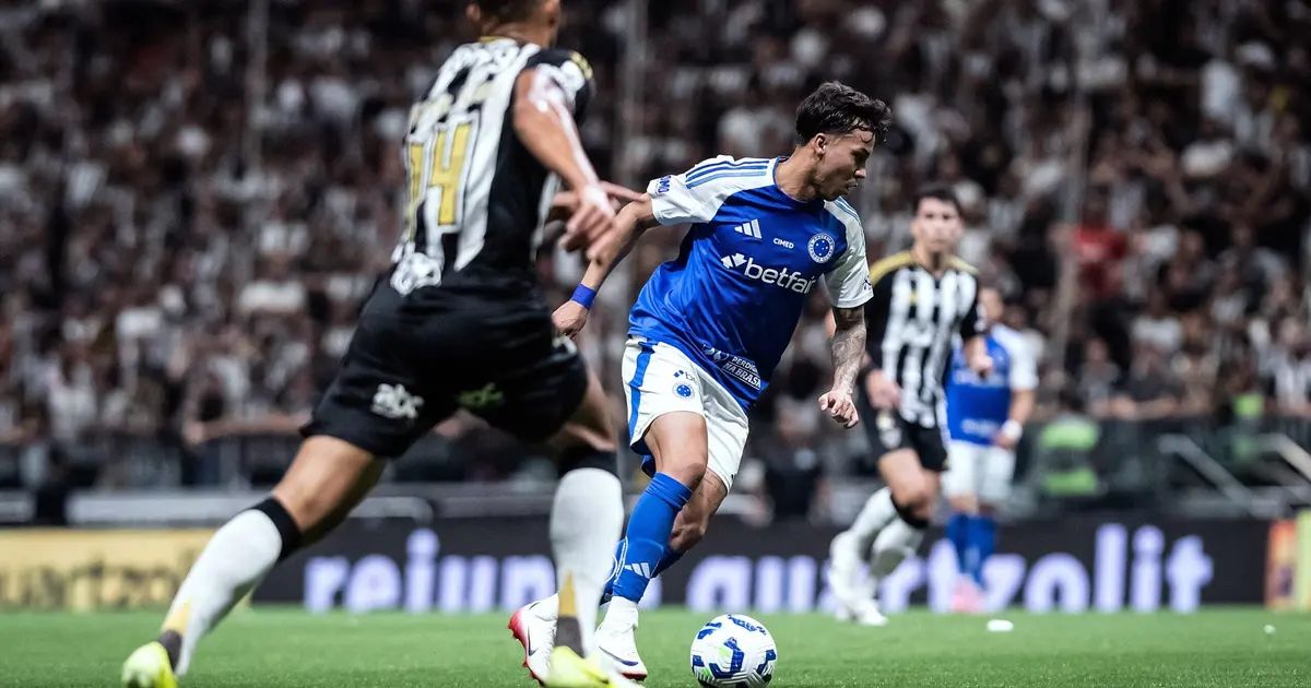 Cruzeiro e Atlético-MG disputando bola em campo