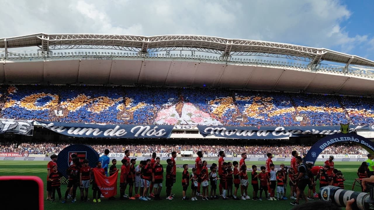 Torcida do Remo levantando mosaicos no Mangueirão