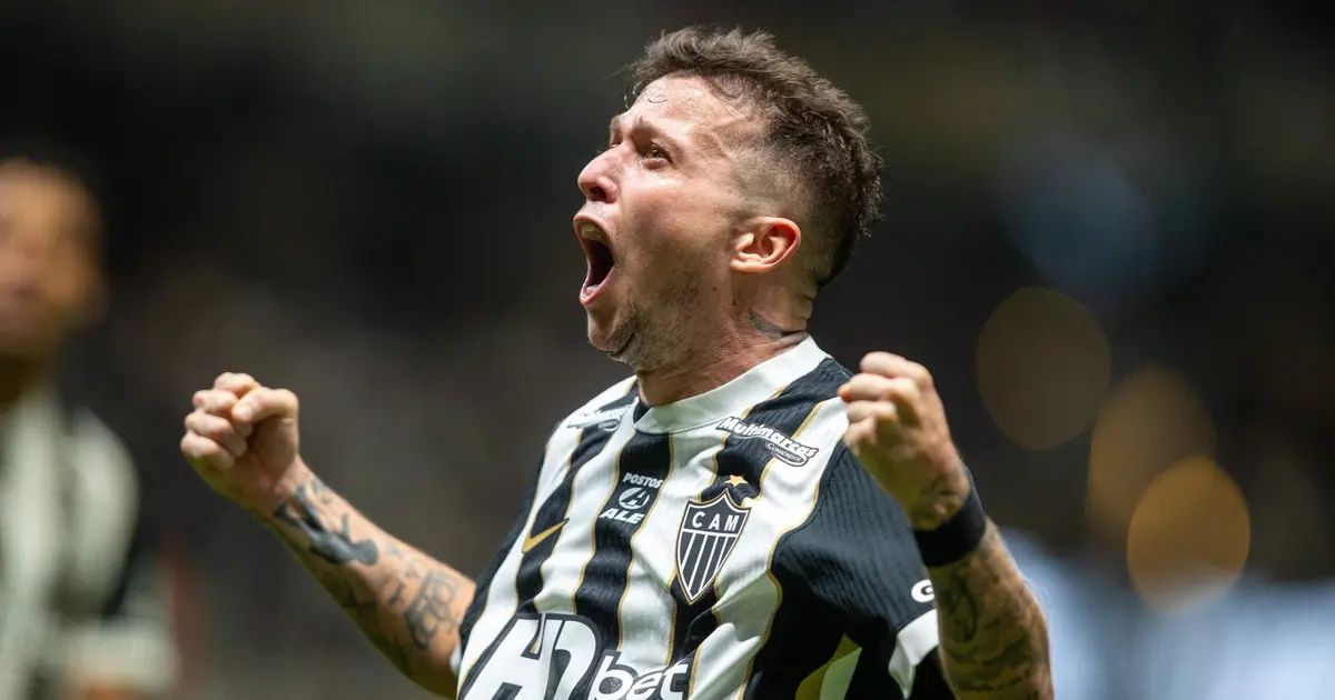 Bernard comemorando gol com companheiros no Mangueirão