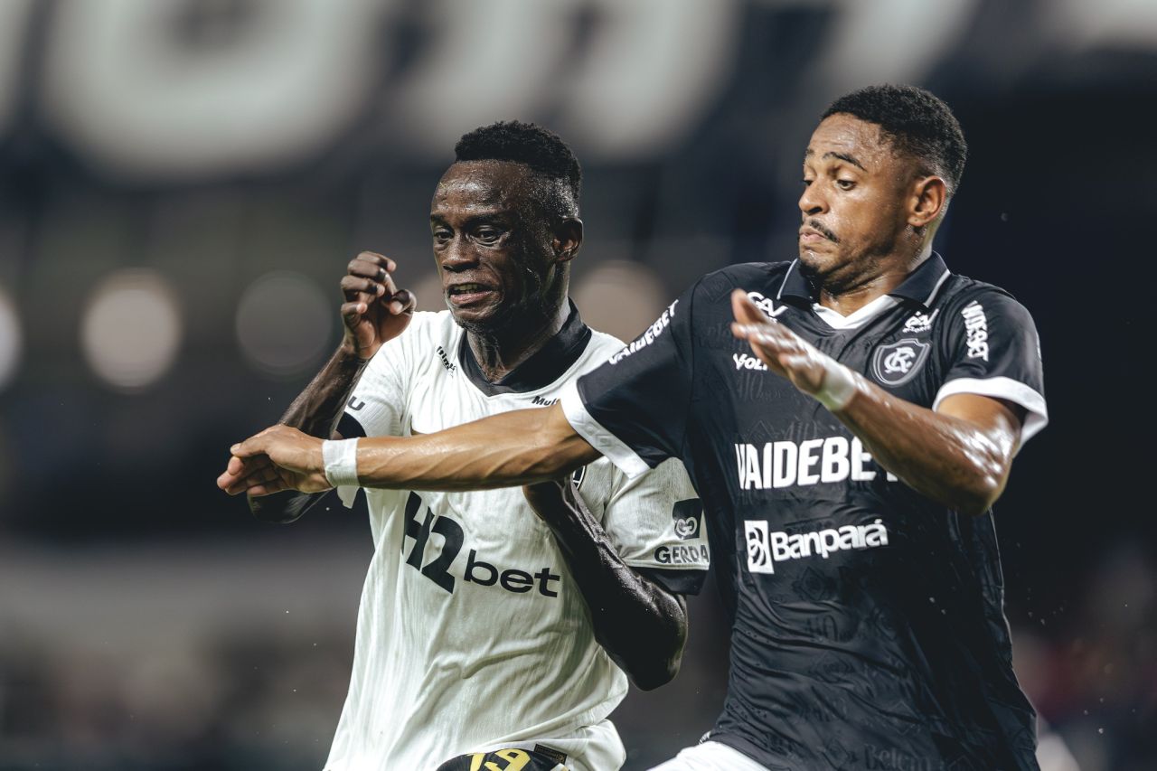 Jajá e Minda em ação no jogo Remo x Atlético-MG