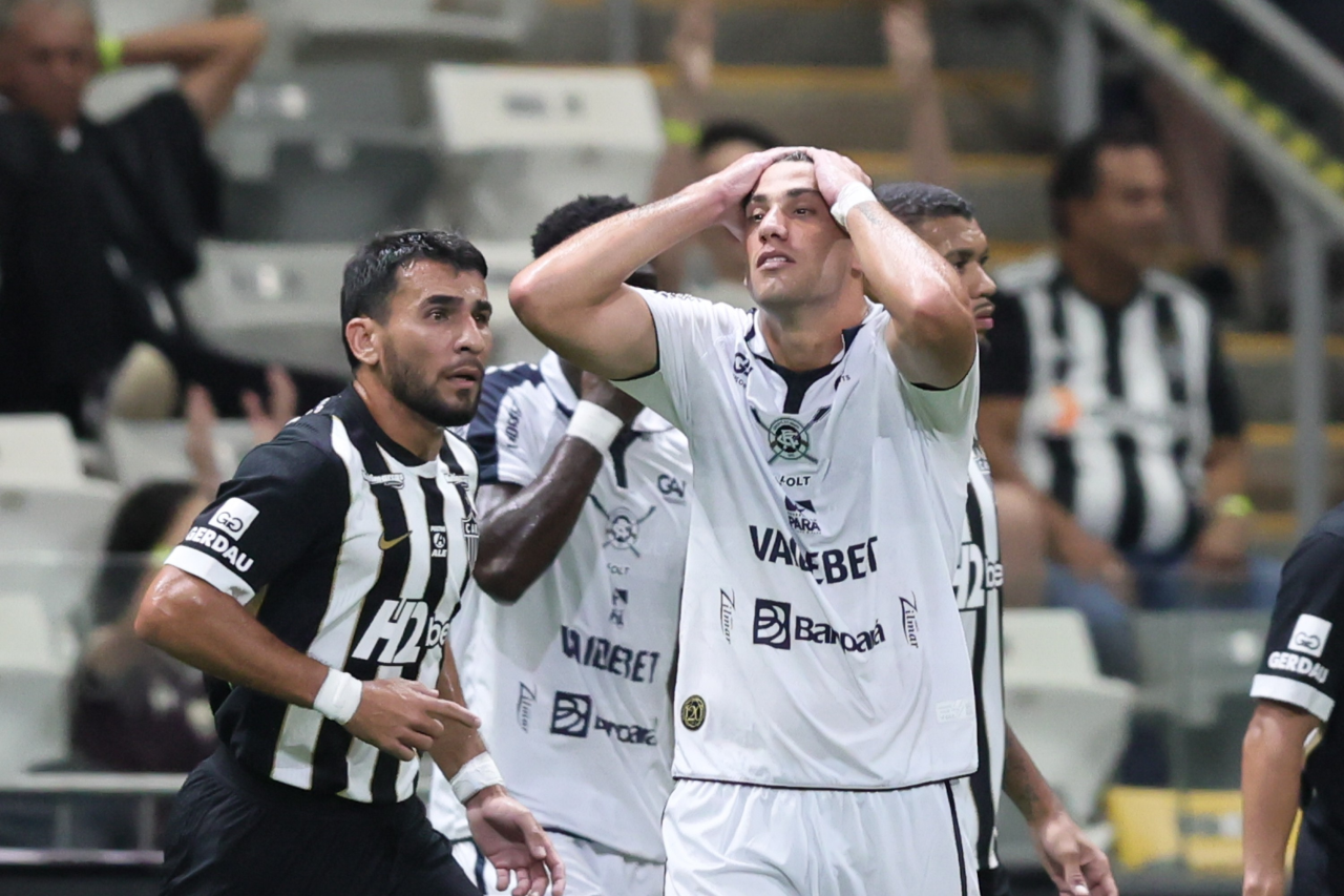 Jogadores do Remo durante jogo contra o Bragantino