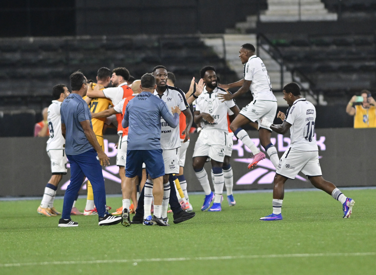 Jogadores do Remo comemorando gol no estádio Nilton Santos