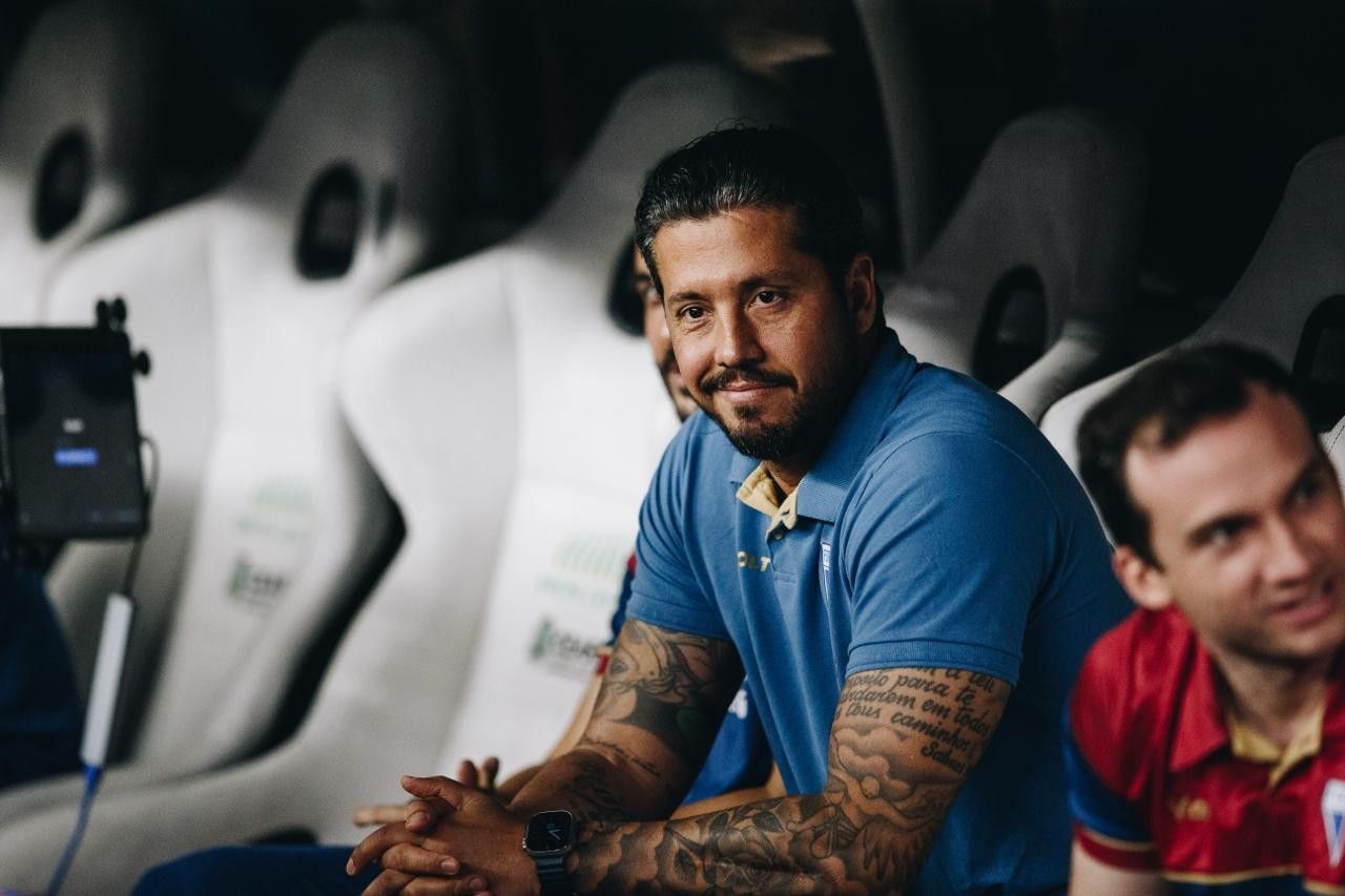 Thiago Carpini no banco de reservas