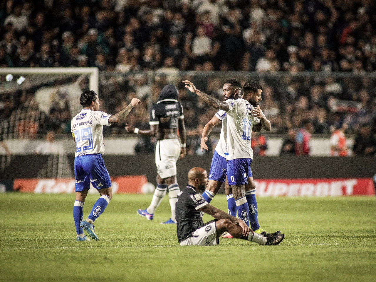 Arroyo marca e Rangel faz defesa no jogo Remo x Cruzeiro em Belém