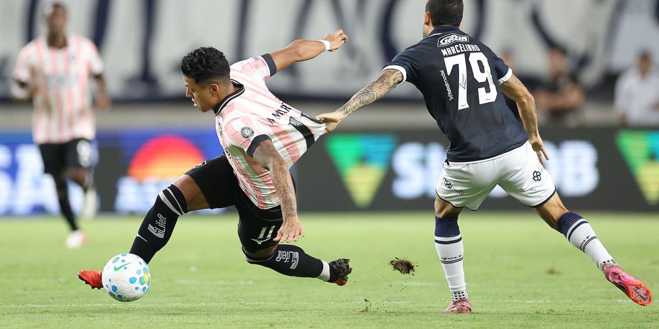 Jogadores do Remo comemoram gol no Mangueirão