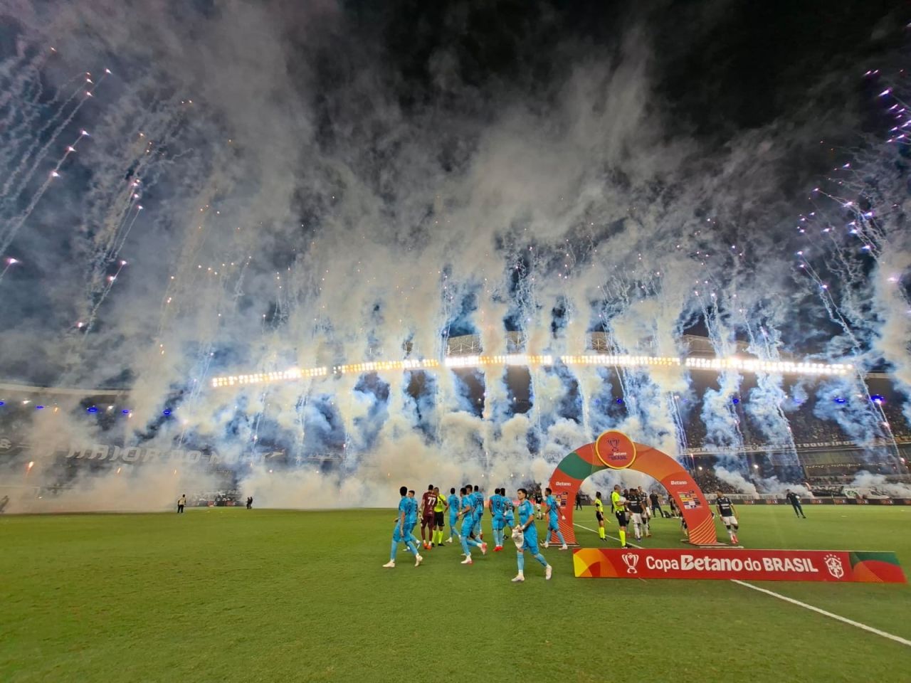 Jogadores do Atlético-MG em disputa de bola