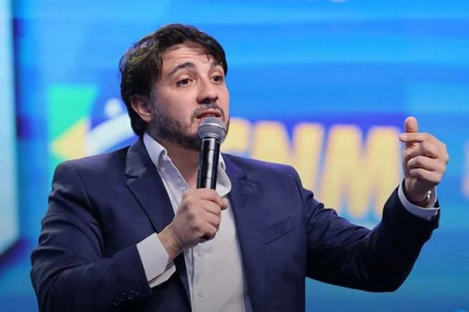 Renan Santos grava vídeo nas redes sociais