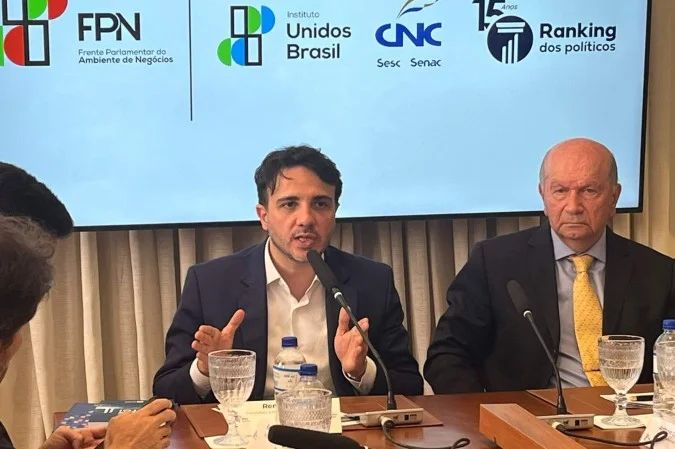 Renan Santos durante evento da Frente Parlamentar do Ambiente de Negócios