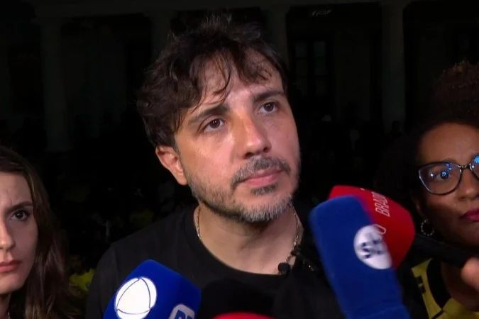 Renan Santos em ato de campanha na UFBA
