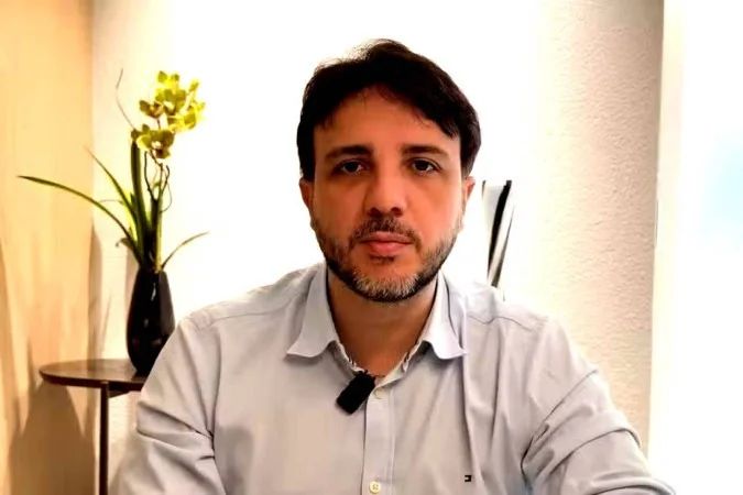 Renan Santos durante vídeo sobre suspensão de campanha