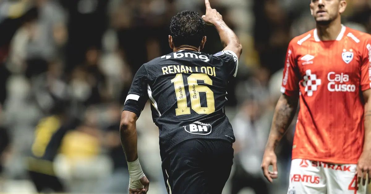 Renan Lodi com a camisa do Atlético