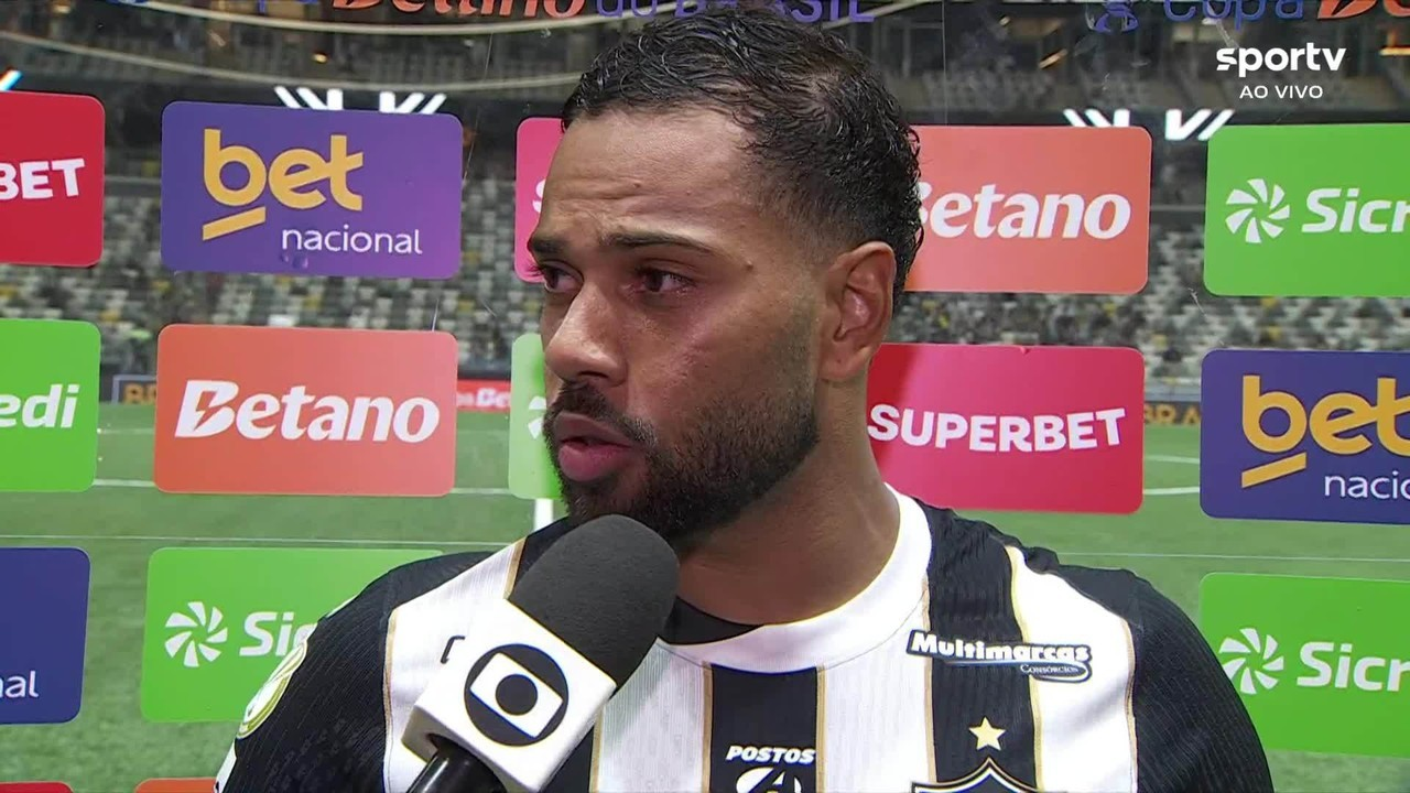 Renan Lodi falando com jornalistas após partida