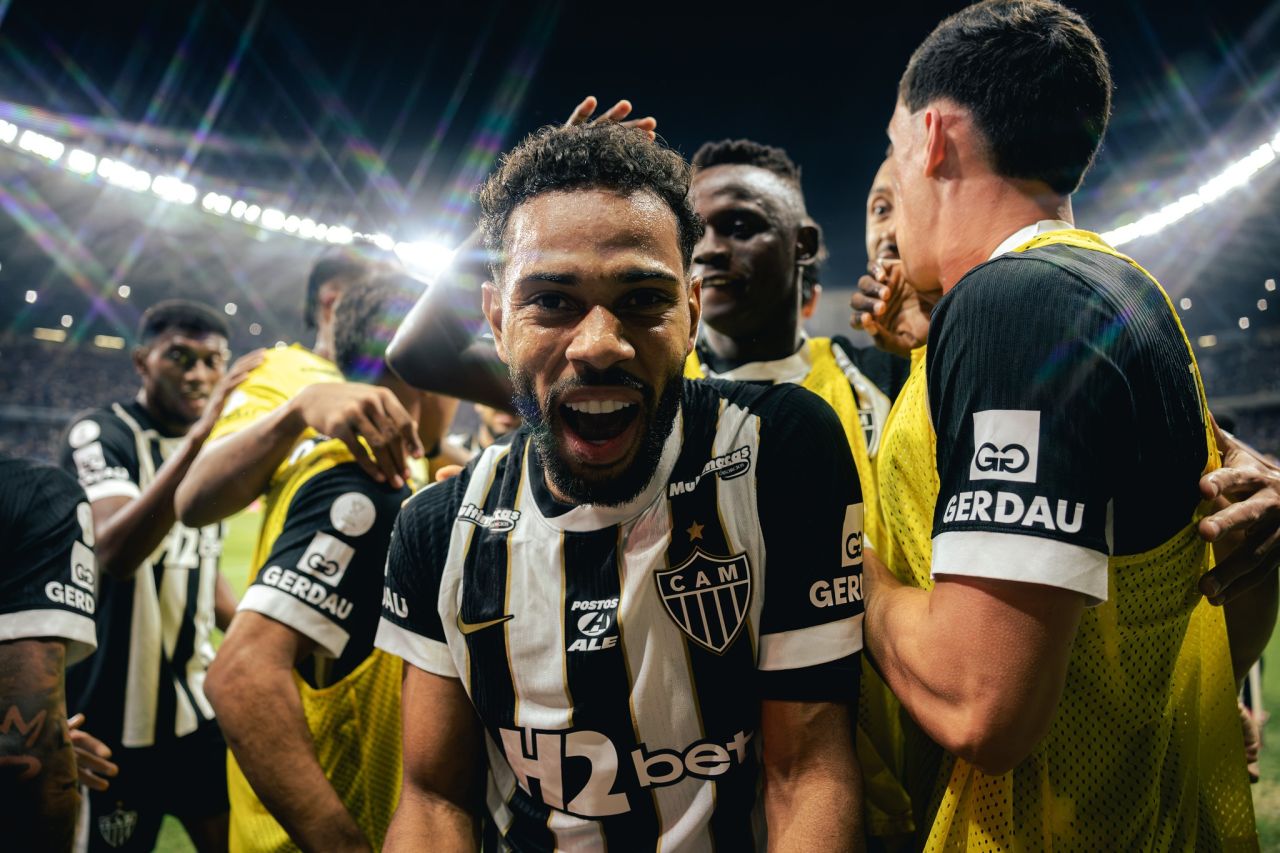 Renan Lodi comemorando gol pelo Atlético-MG