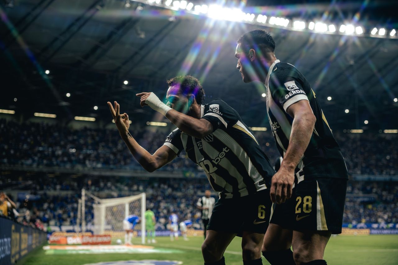 Renan Lodi comemora gol do Atlético-MG