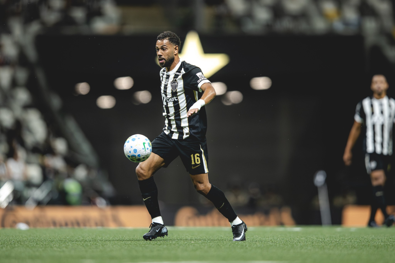 Renan Lodi comemorando gol