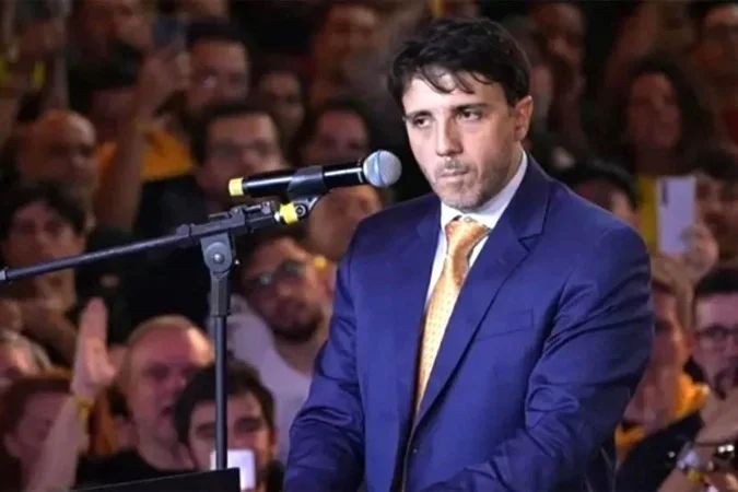 Renan Santos durante discurso