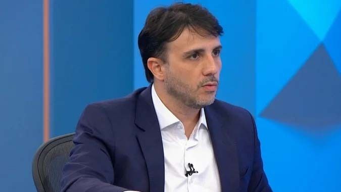 Renan Santos gravando vídeo para redes sociais