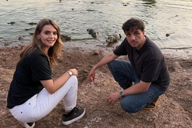 Renan Santos e Amanda Vettorazzo durante entrevista em frente a delegacia