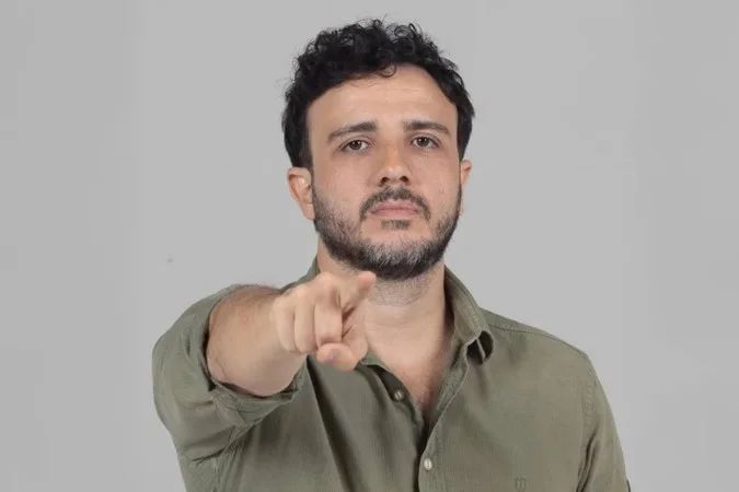 Renan Santos em frente à Faculdade de Direito da USP