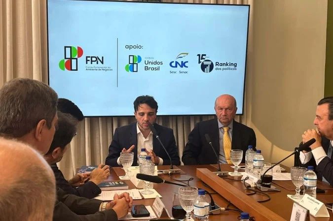 Renan Santos durante debate promovido pela FPN