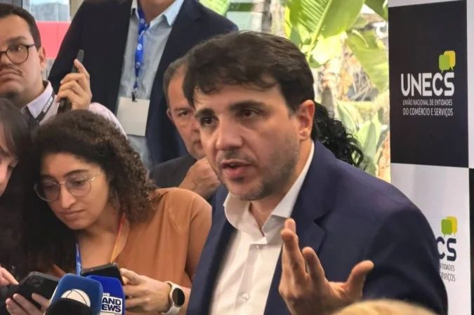 Renan Santos em coletiva de imprensa