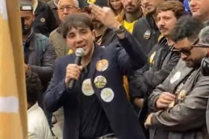Renan Santos discursa em evento em Londrina