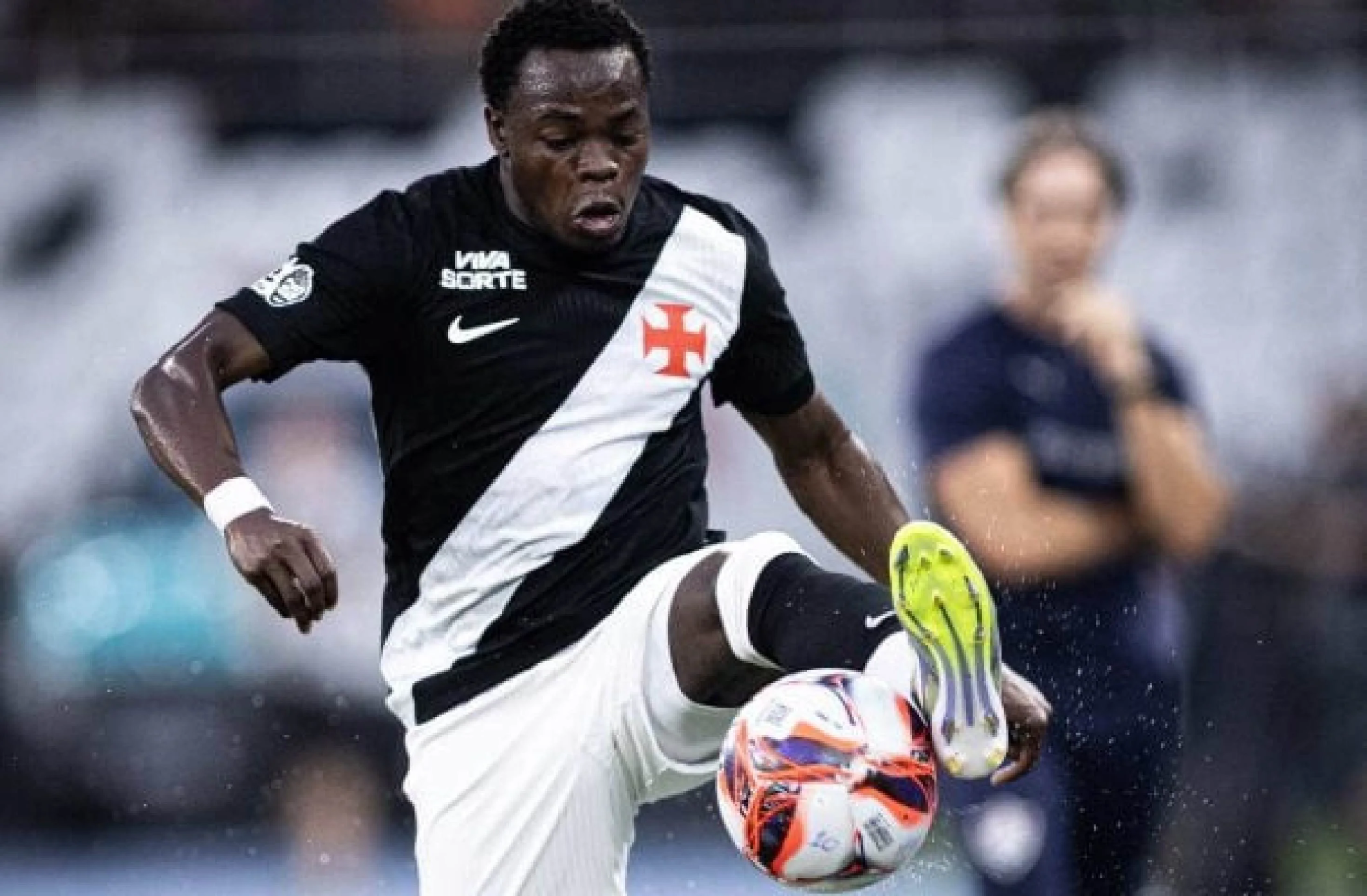 Renato Gaúcho gesticulando no banco durante partida do Vasco