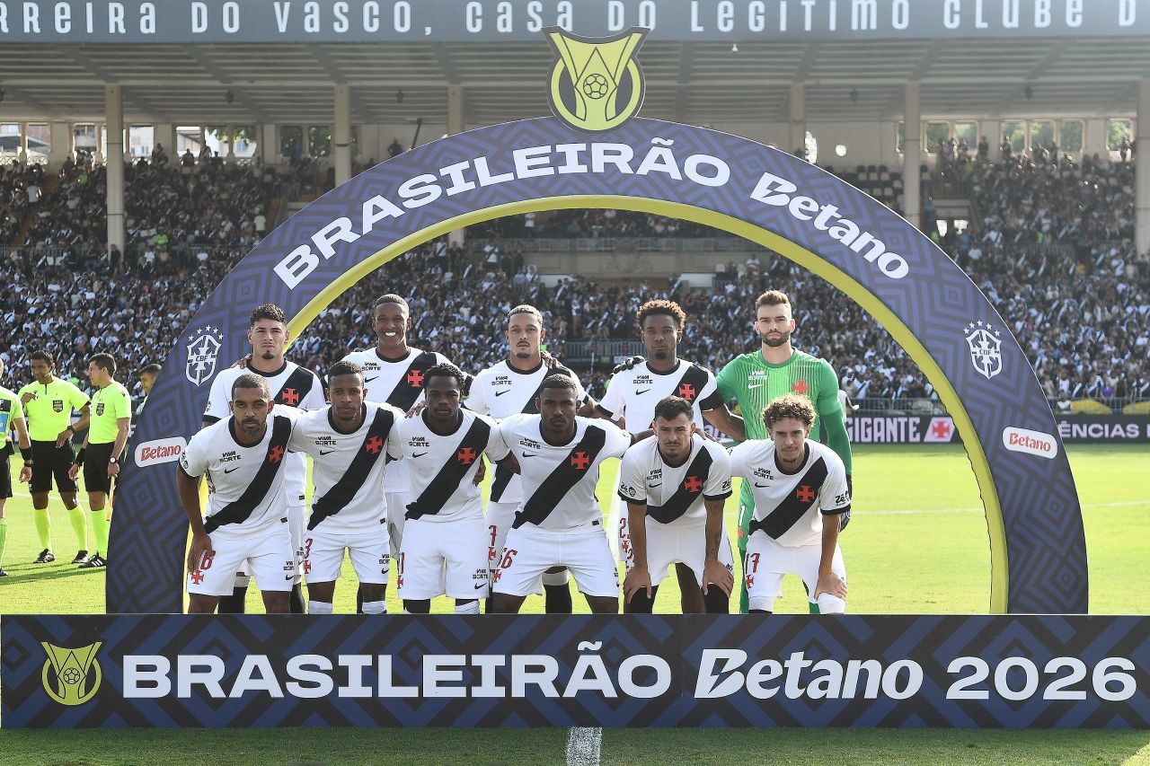 Renato Gaúcho observa o gramado durante partida do Vasco