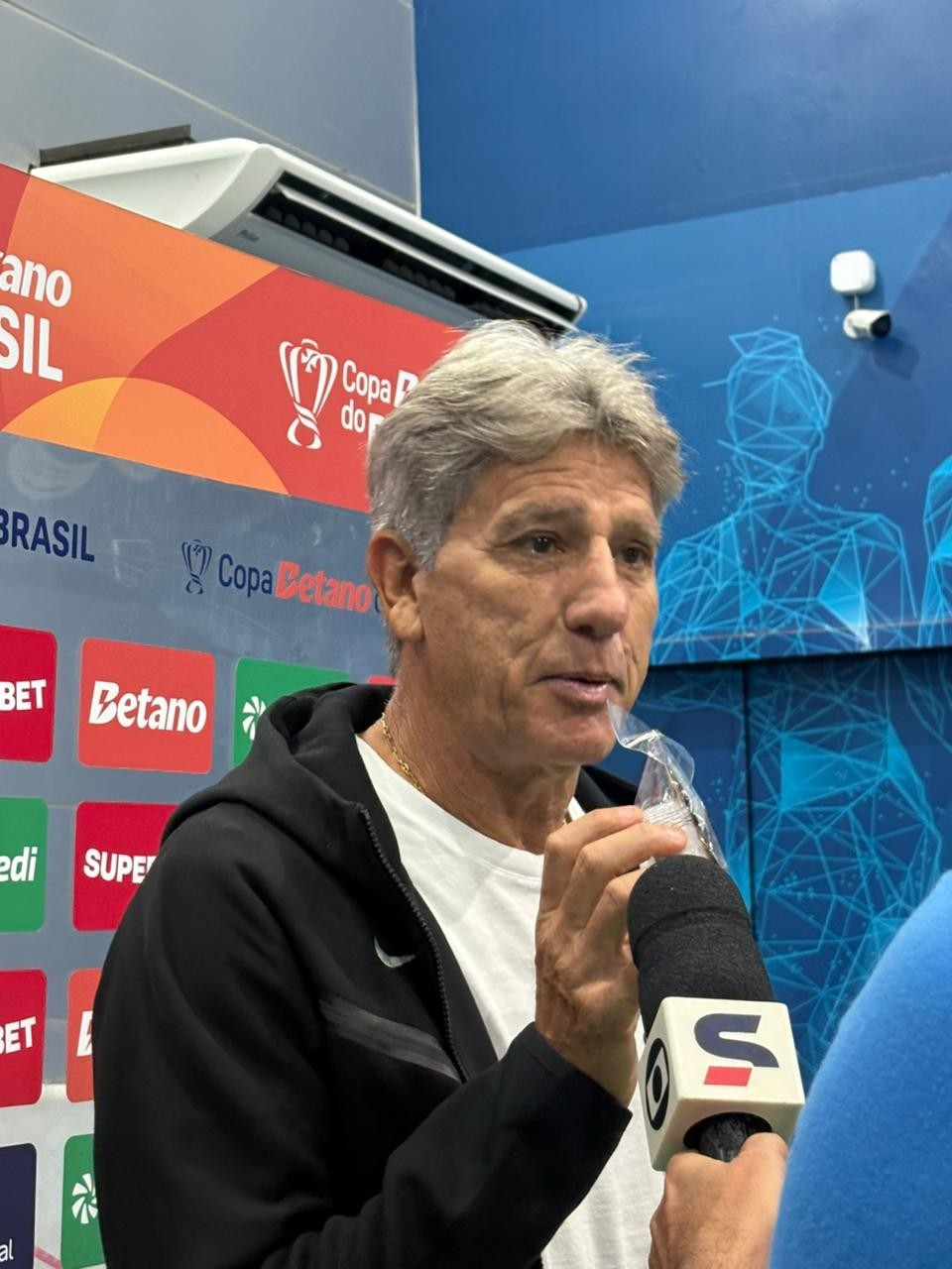 Renato Gaúcho antes do jogo contra o Paysandu