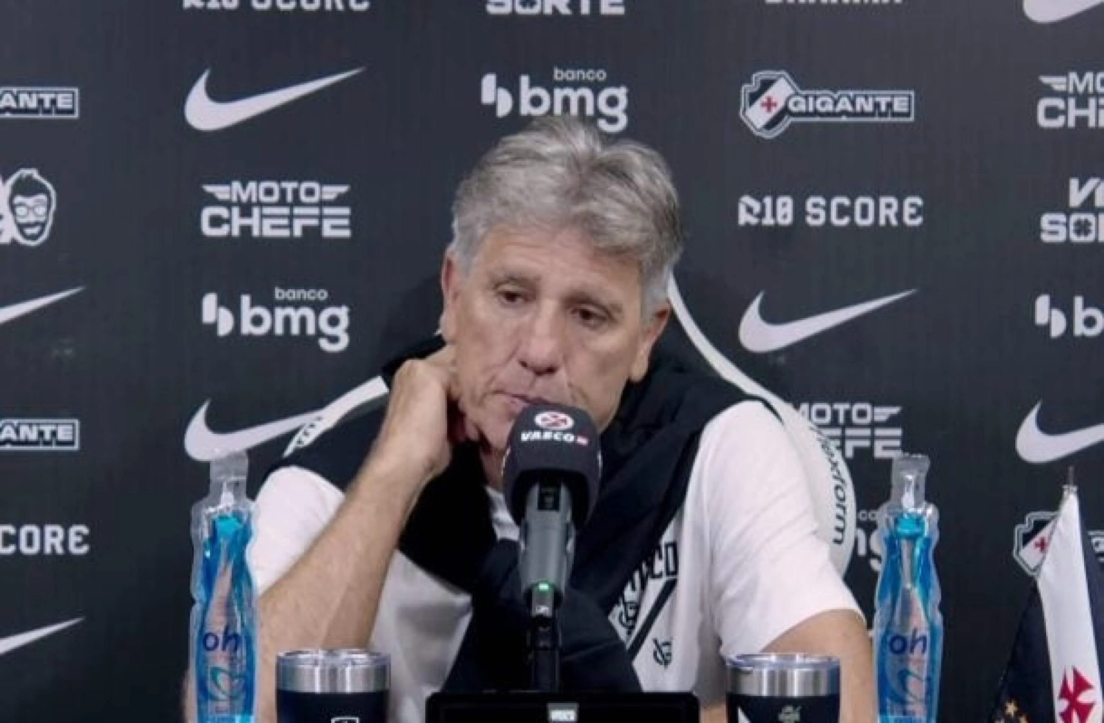 Renato Gaúcho orienta jogadores do Vasco durante treino