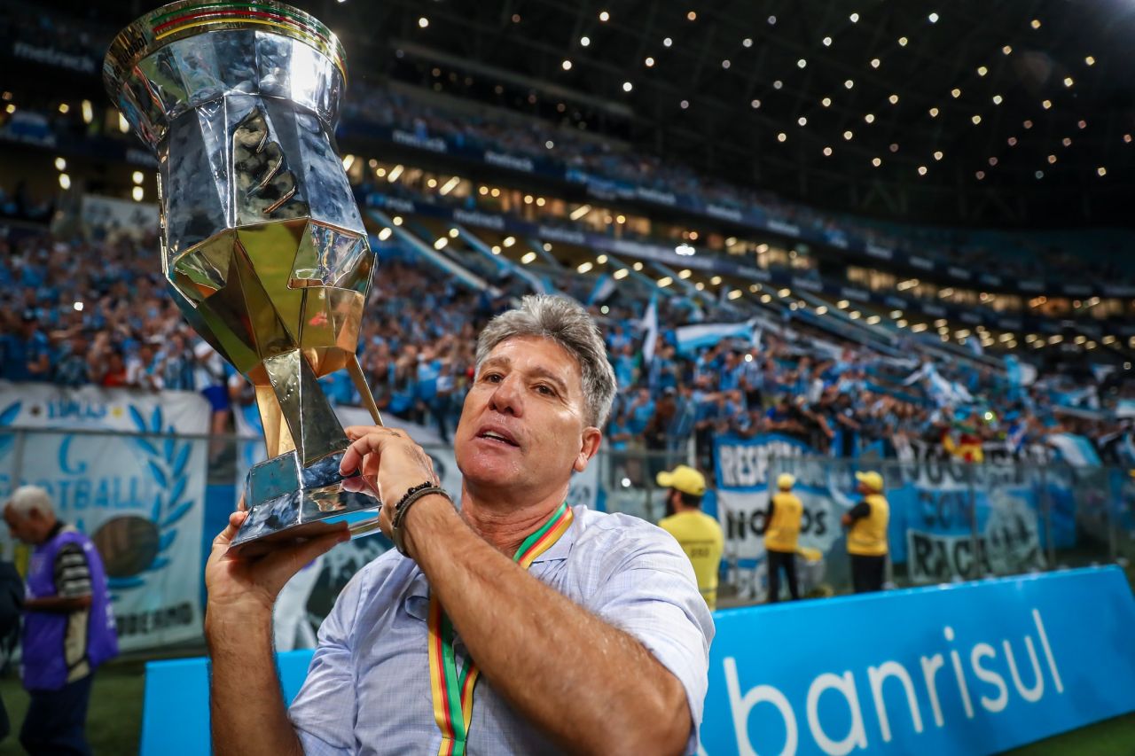 Renato Portaluppi com faixas comemorativas do Grêmio