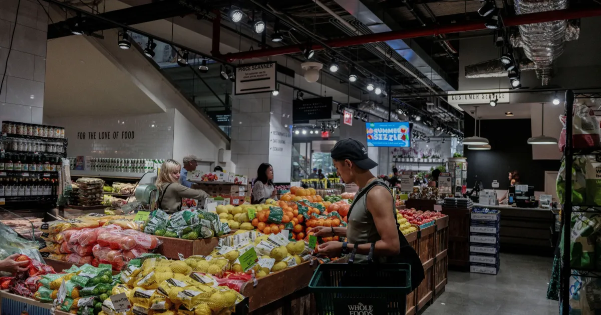 Consumidores em rua comercial nos EUA