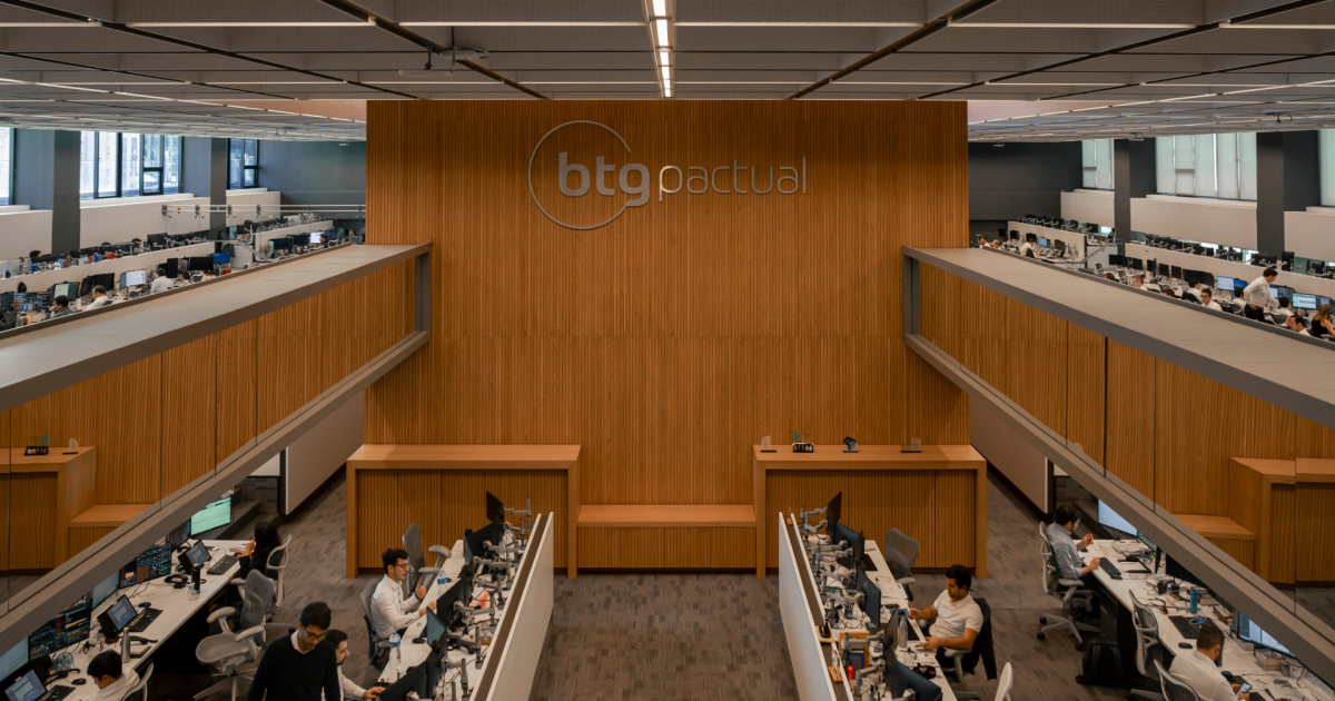 Interface do BTG Trader Desk com gráficos de ações