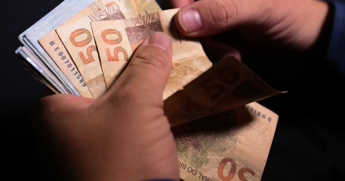 Gráfico com evolução do rendimento médio dos brasileiros entre 2012 e 2025