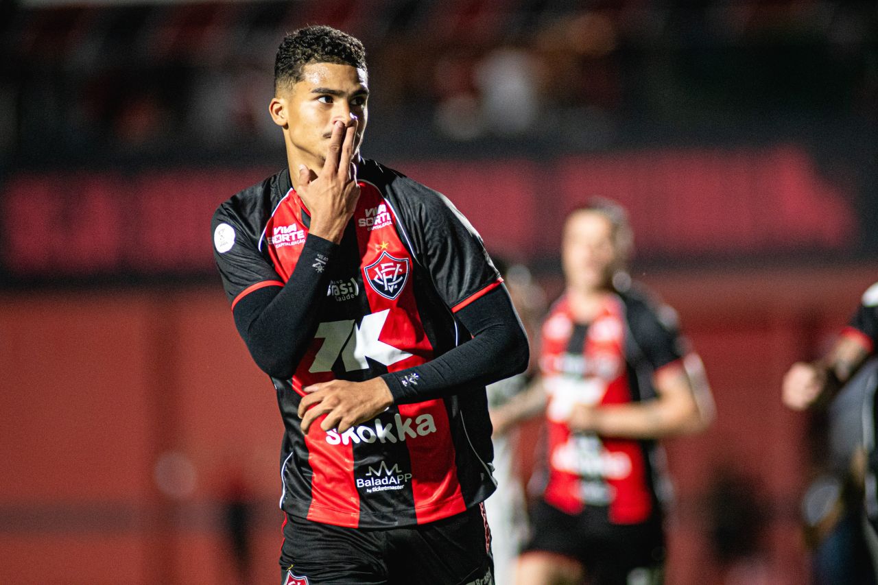 Renê comemorando gol pelo Vitória