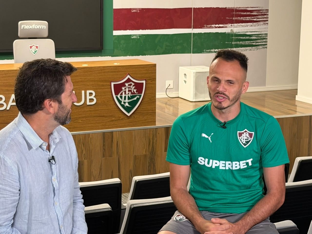 Renê comemora com a camisa do Fluminense