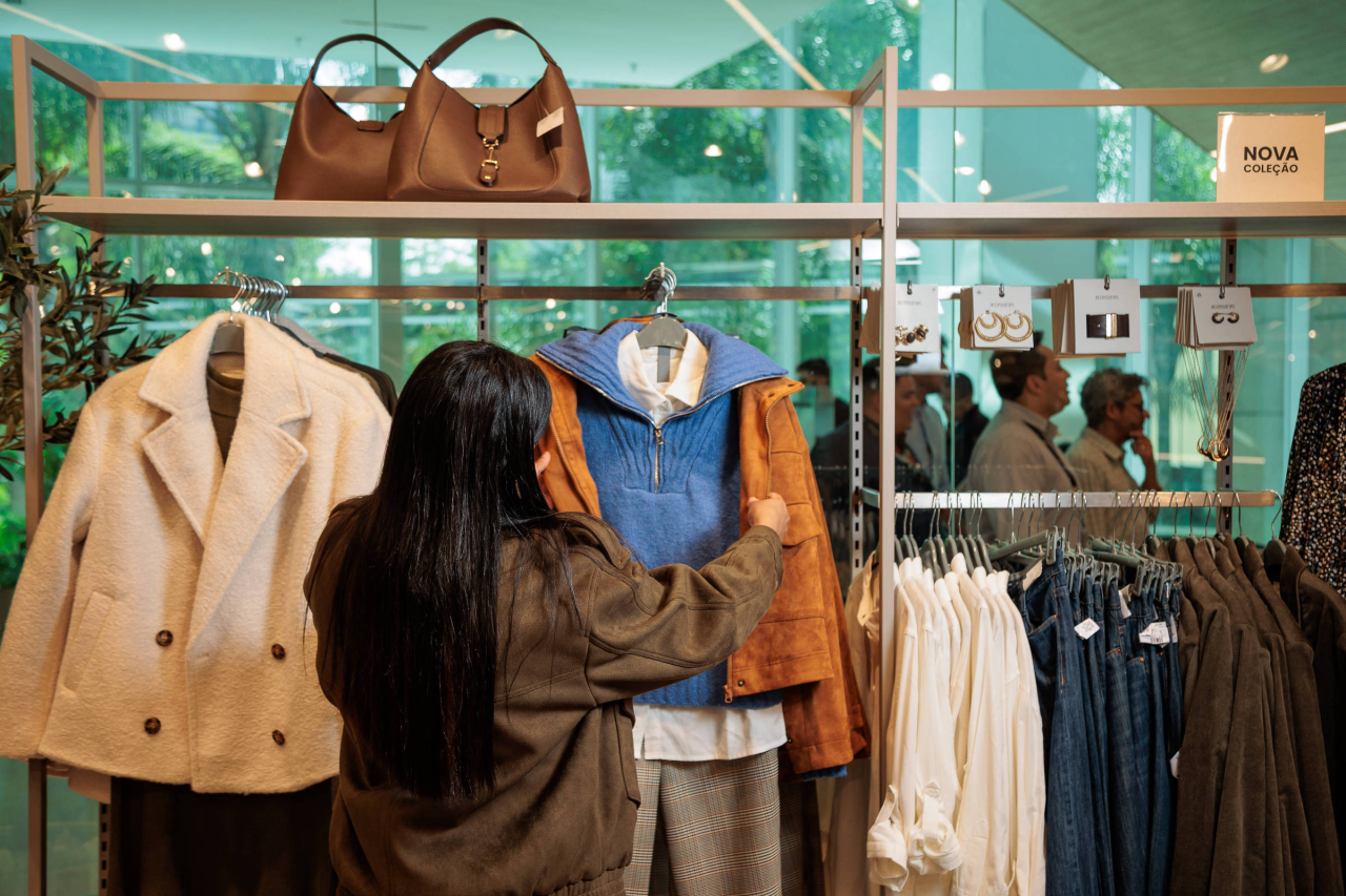 Vitrine e fachada de loja Renner