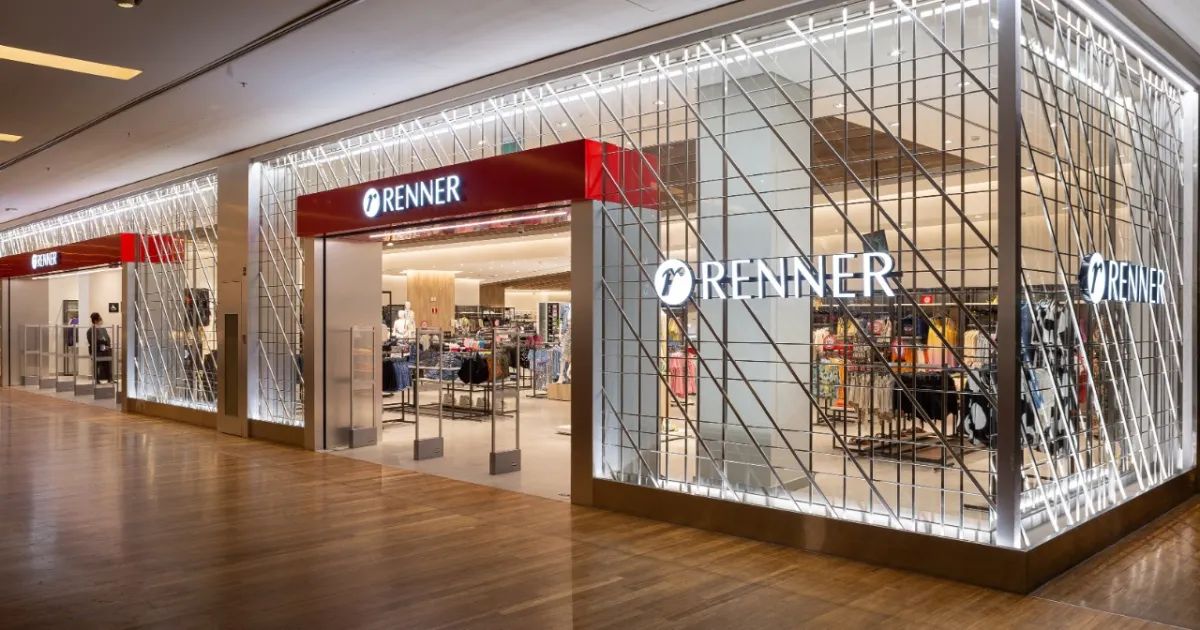 fachada de loja Renner com vitrine e clientes