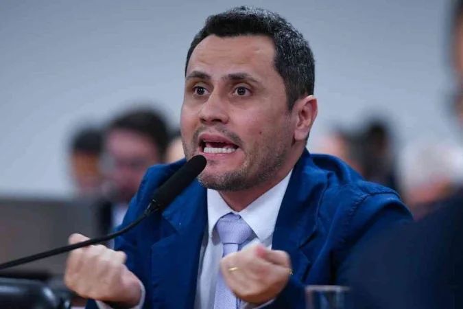 Senador Cleitinho Azevedo durante evento político