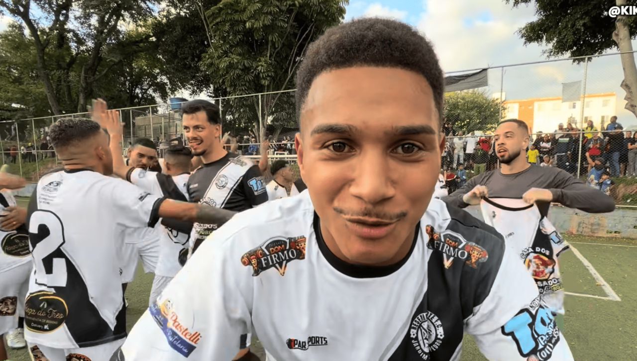 Jogadores do Resenha Forte comemorando o título da Copa Belgrano no CDC Araújo