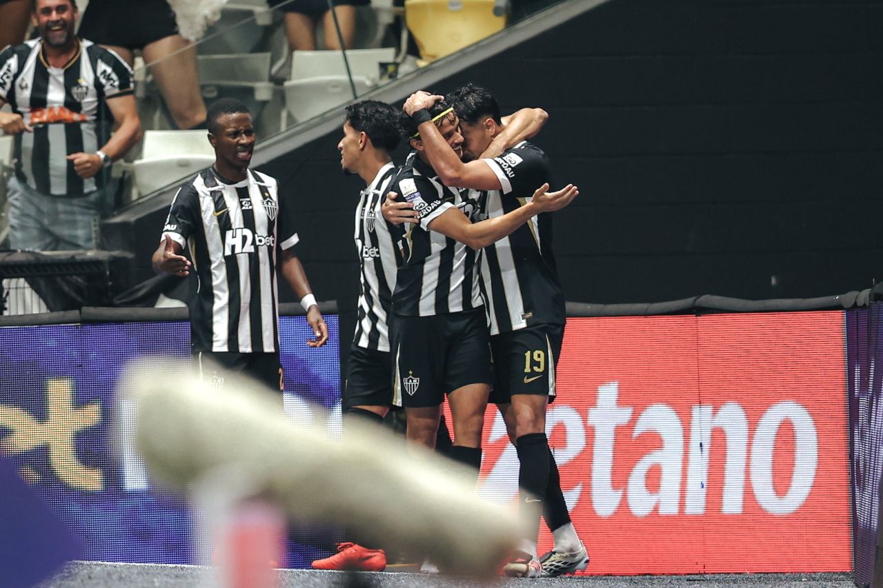 Jogadores do Atlético-MG comemoram gol contra o Vitória na Arena MRV